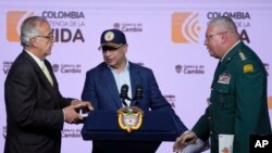 El ministro de Defensa de Colombia, Iván Velásquez (izq), el presidente colombiano, Gustavo Petro, y el comandante de las Fuerzas Armadas de Colombia, el general Helder Giraldo, en una conferencia de prensa en el Palacio de Nariño en Bogotá, el martes 30 de abril de 2024. 