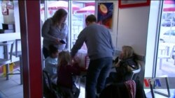 Ресторани у Вашингтоні годують "безробітніх" урядових працівників. Відео