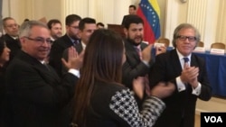 At right, Luis Almagro, who leads the Organization of American States, applauds magistrates appointed by Venezuela’s National Assembly, at OAS headquarters in Washington, Oct. 13, 2017. (M. Macias/VOA)