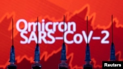 Jarum suntik dengan jarum terlihat di depan grafik stok yang ditampilkan dan kata-kata "Omicron SARS-CoV-2" dalam ilustrasi ini, 27 November 2021. (Foto: REUTERS/Dado Ruvic)