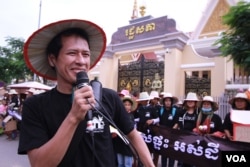 លោក ទឹម ម៉ាឡៃ ប្រធាន​បណ្ដាញ​យុវជន​កម្ពុជា​ និយាយ​ទៅ​កាន់​ក្រុម​អ្នក​តវ៉ា​ ខណៈ​ពេល​ហែ​ញត្តិ​ទៅ​រដ្ឋ​សភា​កាល​ពី​ព្រឹក​ថ្ងៃ​ច័ន្ទ​ ទី​០៥ ខែ​តុលា​ ឆ្នាំ​២០១៥។ ក្រុម​អ្នក​តវ៉ា​មក​ពី​សហគមន៍​ ដែល​មាន​ជម្លោះ​ដី​ធ្លី​ប្រមាណ​១០០០​នាក់​ នៅ​ក្នុង​រាជធានី​ភ្នំពេញ​ បាន​ហែ​ញតិ្ត​ទៅ​ដាក់​រដ្ឋ​សភាជាតិ​ ក្នុង​ឱកាស​ទិវា​លំនៅដ្ឋាន​ពិភពលោក​ខួប​លើក​ទី​៣០។ (ឡេង ឡែន/ VOA Khmer)