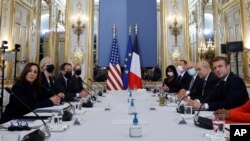 Presiden Prancis Emmanuel Macron, kanan, dan Menteri Luar Negeri Prancis Jean-Yves Le Drian, kedua kanan, Wakil Presiden Kamala Harris, kiri, Rabu, 10 November 2021 di Istana Elysee di Paris. (Foto: AP)