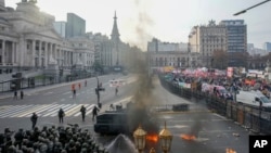 La policía acordona el Congreso, frente al que se reúnen manifestantes antigubernamentales mientras los legisladores debaten un proyecto de ley de reforma promovido por el presidente argentino, Javier Milei, en Buenos Aires, el 12 de junio de 2024.