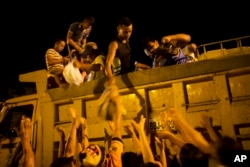 Volunteers hand out water and food from a truck to the residents of Estancia Las Palmas after a 7.8-magnitude hit the area in Ecuador, April 19, 2016.
