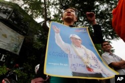 រូបឯកសារ៖ អ្នកគាំទ្រម្នាក់កាន់ផ្ទាំងរូបភាពប្រធានគណបក្សសង្គ្រោះជាតិដែលត្រូវបានរំលាយ គឺលោក កឹម សុខា នៅឯកន្លែងបិទផ្លូវមួយនៅជិតសាលាឧទ្ធរណ៍នៅរាជធានីភ្នំពេញ កាលពីថ្ងៃទី២៧ ខែមីនា ឆ្នាំ២០១៨។