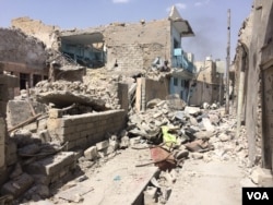 Old Mosul, IS's last stronghold in the city, has narrow streets and old buildings, forcing soldiers to fight IS on foot and making airstrikes more deadly than ever, June 23, 2017, in Mosul, Iraq. (H. Murdock/VOA)