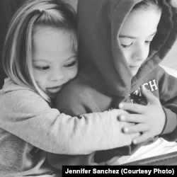 Софія Санчес із братиком