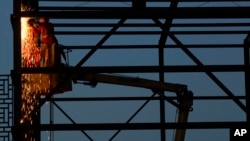 Tư liệu - C&#244;ng nh&#226;n h&#224;n một cấu tr&#250;c bằng th&#233;p ở Bắc Kinh, Trung Quốc, h&#244;m 8,/12/2016. TT Trump thường xuy&#234;n đe dọa sẽ , but those tariffs would harm Canada more.