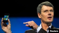 Ông Thorstein Heins Tổng Giám công ty Research in Motion, cầm một điện thoại thông minh BlackBerry 10