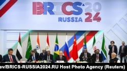 FILE - Para pejabat, termasuk Presiden China Xi Jinping, Presiden Rusia Vladimir Putin, dan Perdana Menteri India Narendra Modi, menghadiri KTT BRICS di Kazan, Rusia, 23 Oktober 2024. (Alexei Danichev/BRICS-RUSSIA2024.RU Host Photo Agency via REUTERS)