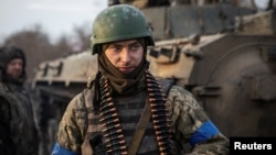 ទាហាន​អ៊ុយក្រែន​ម្នាក់​ឈរ​នៅ​តាម​ថ្នល់​មួយ​កន្លែង​នៅ​សមរភូមិ​ជួរ​មុខ​នៃ​ក្រុង Bakhmut តំបន់ Donetsk ប្រទេស​អ៊ុយក្រែន ខណៈ​រុស្ស៊ី​បន្ត​វាយលុក​តំបន់​នេះ កាល​ពី​ថ្ងៃ​ទី​១១ ខែ​កុម្ភៈ​ ឆ្នាំ​២០២៣។