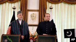 Afghan President Hamid Karzai, left, and Pakistani Prime Minister Nawaz Sharif agreement signing ceremony, Islamabad, Aug. 26, 2013.