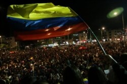 Manifestantes tocan música durante una protesta mientras continúa una huelga nacional en Bogotá, Colombia.