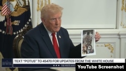 دونالد ترامپ، رئیس جمهوری آمریکا تصویری از داخل یک هواپیمای حامل خروج اتباع افغانستان در دولت جو بایدن و در پی اعلام خروج نیروهای آمریکایی از افغانستان در سال ۲۰۲۱ را نشان می‌دهد