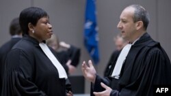 L’avocat d’Emmanuel Altit, à droite, s’entretient avec le procureur Fatou Bensouda, à la Cour pénale internationale à La Haye le 28 janvier 2016.