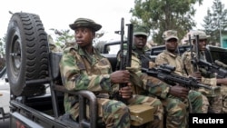 ፎቶ ፋይል፡ የኤም 23 አማፂ ቡድን የጎማ ከተማን ከተቆጣጠረ በኋላ ተዋጊዎቹ በክፍት መኪና ላይ ተቀምጠው ሲዘዋወሩ ይታያሉ፣ የካቲት 22 ቀን 2017 ዓ.ም.