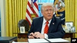 صدر ٹرمپ اوول آفس میں موجود ہیں۔