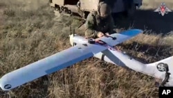 На оваа фотографија направена од видеото дистрибуирано од прес-службата на руското Министерство за одбрана на 26 јануари 2025 година, руски војник подготвува беспилотно летало на неоткриена локација во Украина