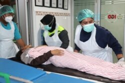 "Sembilan tenaga kesehatan dan satu personil TNI, korban aksi kekerasan kelompok bersenjata di Kiwirok, menjalani perawatan kesehatan di RS Jayapura, sejak Jumat (17/9). (Foto: Courtesy/Pendam XVII/Cenderawasih)