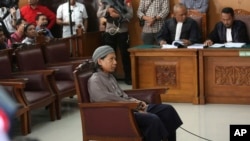  Aman Abdurrahman, center, sits on the defendant's chair during his trial at South Jakarta District Court in Jakarta, Indonesia, May 18, 2018. 