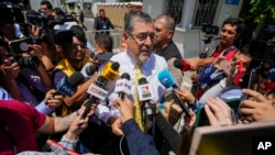Bernardo Arévalo, candidato presidencial del Movimiento Semilla, conversa con reporteros en el tercer día de una revisión oficial de actas electorales en la Ciudad de Guatemala, el 6 de julio de 2023. 