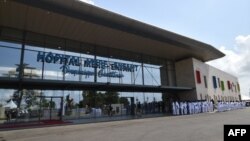 Le personnel médical assiste à l'inauguration de l'hôpital Mère-Enfant de Bingerville, à Abidjan, le 16 mars 2018.