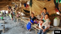 Displaced Kayin are seen in a shelter at Myaing Gyi Ngu camp, northern Kayin State. (P. Vrieze)