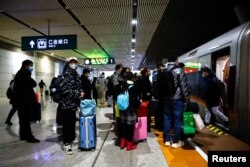 湖北武汉火车站排队等待上火车的旅客。（2023年1月1日）