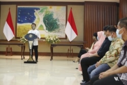 Mewakili pemerintah Indonesia, Menlu Retno Marsudi, Kamis (30/7), menyerahkan Etty binti Toyib Anwar, perempuan yang baru dibebaskan dari hukuman mati di Arab Saudi, dan tiga anak buah kapal (ABK) korban penyanderaan di Gabon kepada keluarganya. (Foto KemenluRI).