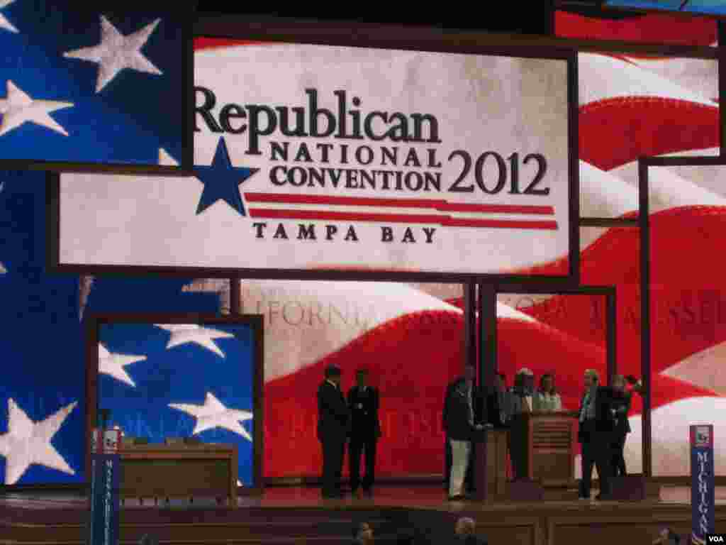 Officials meet on the main stage at the Republican National Convention shortly before it was called to order for ten minutes, Tampa, Florida, August 27, 2012. (N. Pinault/VOA) 
