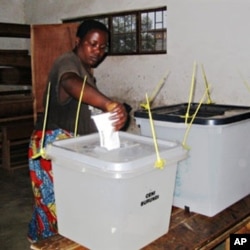 A Burundian voter casts her vote at a polling station in Burundi's capital, Bujumbura (File Photo - 23 Jul 2010)