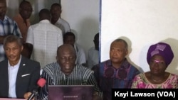 Conférence de presse de la coalition de l’opposition à Lomé, Togo, 8 décembre 2017. (VOA/Kayi Lawson)