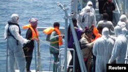 Para migran naik kapal angkatan laut Italia Scirocco dalam operasi penyelamatan di lepas pantai Libya. (Foto: Dok)