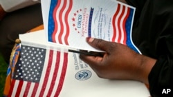 Las nuevas reglas para la adjudicación de permisos de asilo permitirá a los jueces negar audiencias a los solicitantes.