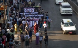 Jurnalis dan aktivis Myanmar termasuk seorang biksu Buddha melakukan unjuk rasa pada hari Jumat, 16 Februari 2018, di Yangon, Myanmar. (Foto: AP)