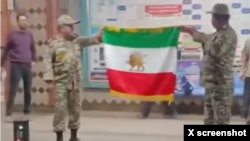 برافراشتن پرچم شیر و خورشید در مترو توسط دو ارتشی مخالف جمهوری اسلامی