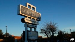 Un letrero anuncia el diario Las Vegas Review-Journal, en Las Vegas, el 17 de diciembre de 2015.