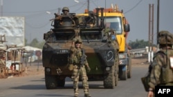 Pasukan Perancis melakukan patroli di ibukota Bangui, Rabu (25/12). 