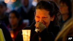 Một buổi thắp nến cầu nguyện cho các nạn nhân vụ sạt lở đất ở Arlington, Washington, 25/3/2014.