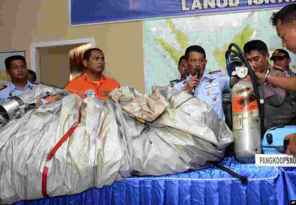 Các bộ phận máy bay và một chiếc vali được tìm thấy trôi trên mặt nước gần khu vực tìm kiếm máy bay AirAsia tại căn cứ không quân Indonesia ở Pangkalan Bun, ngày 30/12/2014.