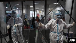 1月25日武汉红十字医院中的义务工作人员