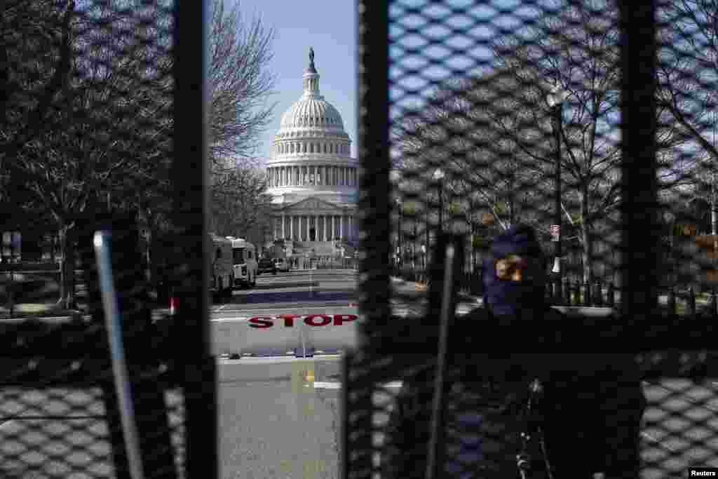 Una de las muchas vallas de protección instaladas para evitar el acceso al Capitolio. 16 de Enero de 2021.