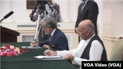 دو نامزد ریاست جمهوری موافقتنامۀ سیاسی ایجاد حکومت وحدت ملی را در ارگ ریاست جمهوری امضا نمودند.