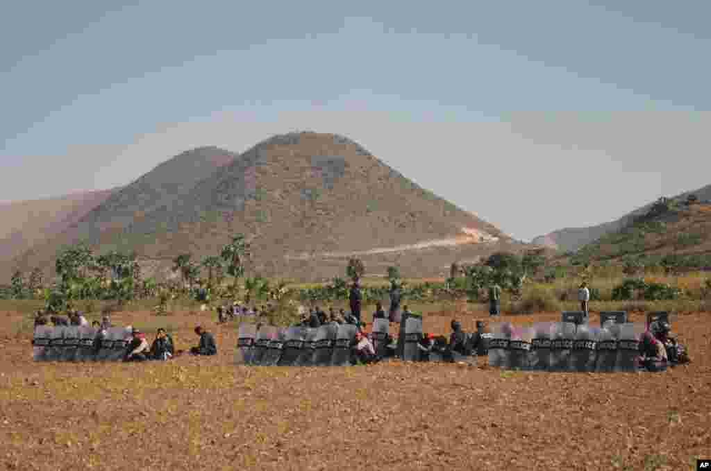 Myanmar police officers take their positions at Letpadaung copper-mine, Monywa in northwestern Myanmar, Dec. 22, 2014.