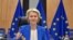 La presidenta de la Comisión Europea, Ursula von der Leyen, hace sonar una campana para dar inicio a la primera reunión del nuevo Colegio de Comisarios de la Unión Europea en Bruselas el 4 de diciembre de 2024. (Foto Nicolas TUCAT / AFP)