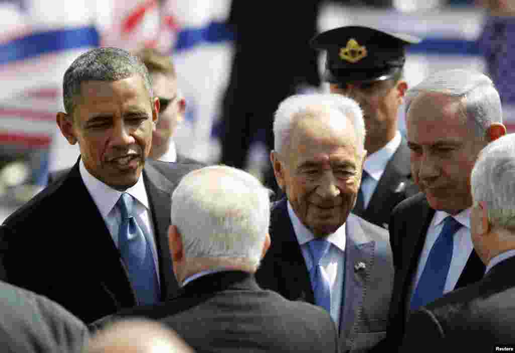 Presiden AS Barack Obama, Presiden Israel Shimon Peres dan Perdana Menteri Israel Benjamin Netanyahu berbicara dengan para penyambut rombongan di Bandar Udara Ben Gurion di Tel Aviv (20/3).