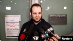 Joshua Boyle parle à la presse depuis l'aéroport de Toronto, le 13 octobre 2017