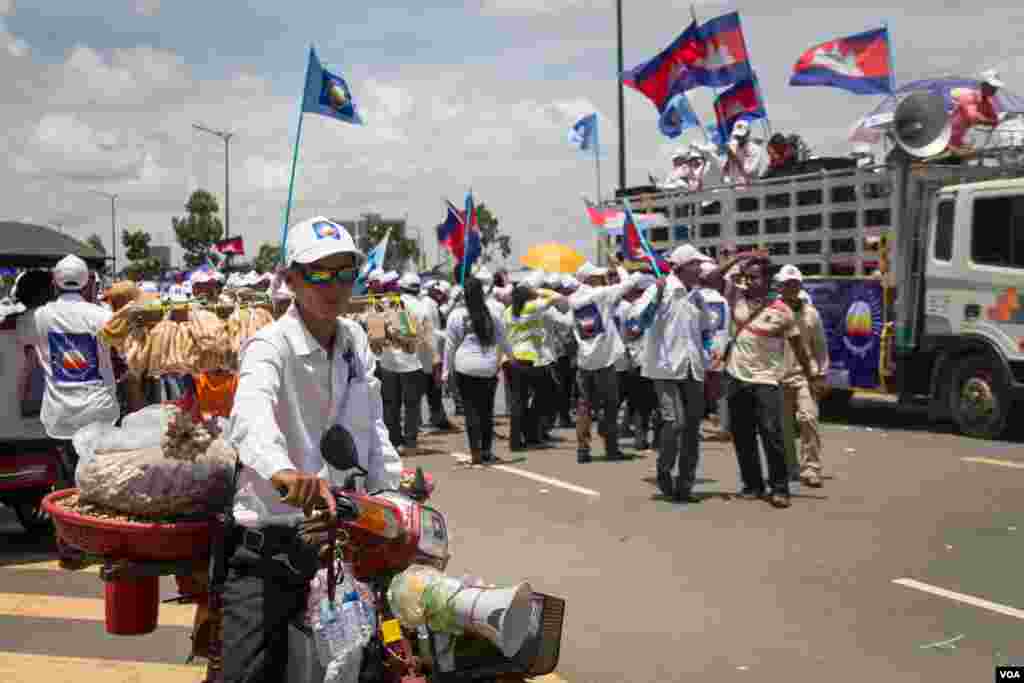 ទិដ្ឋភាពការដង្ហែក្បួនឃោសនាបោះឆ្នោតថ្ងៃចុងក្រោយរបស់គណបក្សសង្រ្គោះជាតិ កាលពីព្រឹកថ្ងៃទី០២ ខែមិថុនា ២០១៧។(នៅ វណ្ណារិន/VOA)