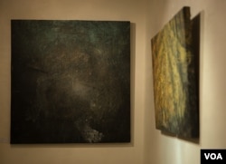 ការតាំងពិព័រណ៌ «មួយផ្នែកតូច» នៅហាងកាហ្វេទីនេះ ក្នុងទីក្រុងភ្នំពេញ ប្រទេសកម្ពុជា កាលពីថ្ងៃទី២៧ កញ្ញា ២០១៧។(ទុំ ម្លិះ/VOA)