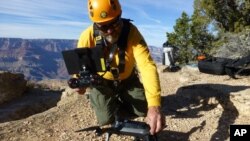 Співробітник національного парку Великий каньйон керує безпілотником. 2016 р. Це єдиний національний парк з власним флотом безпілотників для розшуку людей.
